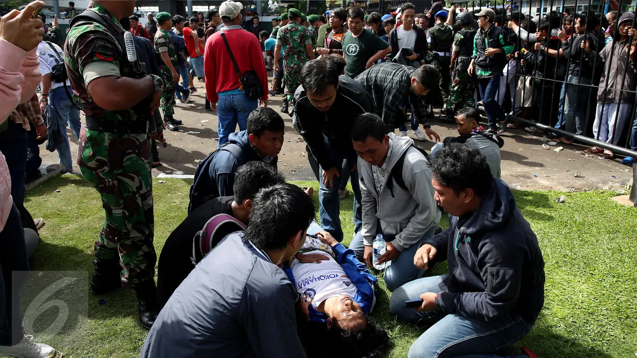 20161213-Antrean Tiket Piala AFF di Depan Stasiun Gambir-Jakarta