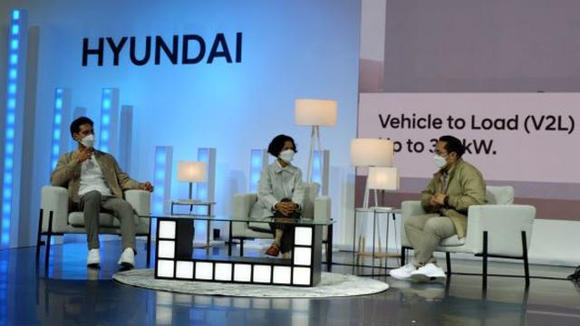 Hyundai IONIQ 5 Hadir di IIMS 2022, Richard Kyle dan Citra Subyakto Kagumi Ragam Fitur Canggihnya