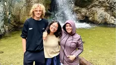 Momen liburan Astrid Kuya ke sebuah Air Terjun Eaton Canyon di Amerika. Astrid nampaknya didampingi Cinta Kuya dan calon menantu bulenya. Momen kedekatan ibu Cinta Kuya dan Logan Houck ini tergambar lewat keseruan mereka. (Liputan6.com/IG/astridkuya)
