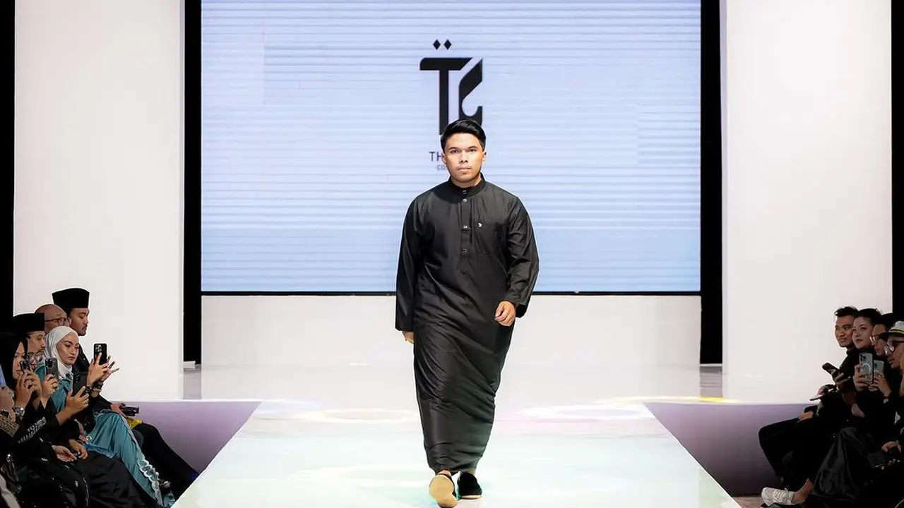 Potret Thariq Halilintar melenggang di catwalk mengenakan busana muslim (Sumber: Instagram/@thariqhalilintar)