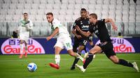 Asyik menyerang, Sassuolo menghukum lini pertahanan Juventus. Davide Frattesi justru mampu membobol gawang tuan rumah. Babak pertama ditutup dengan skor 1-0 untuk kemenangan tim tamu. (AFP/Marco Bertorello)