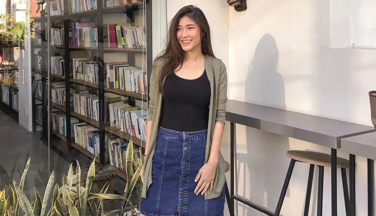 Oliv memang memiliki penampilan yang menawan. Wanita yang berasal dari Surabaya ini tampak cantik menggunakan pakaian berwarna hiam dengan outer berwarna abu-abu. Rok jeans biru melengkapi penampilannya yang modis. (Liputan6.com/IG/@olivia.mci8)
