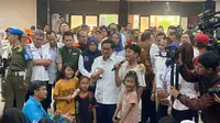 Sambangi Pengungsi Banjir Jakarta, Pramono Ajak Anak-Anak Nyanyi Garuda Pancasila