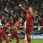 Pemain Bayern Munich, Robert Lewandowski (tengah) mencetak gol pembuka bagi timnya saat melawan Juventus pada laga leg kedua 16 besar liga Champions di Stadion Allianz Arena, Munich, Kamis (17/3/2016) dini hari WIB. (AFP/Odd Andersen)