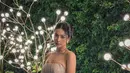 Anya Geraldine hadir sebagai tamu undangan dengan gaun malam sparkling. Gaun strapless itu memiliki detail sequin bergaris dengan ekor panjang. Gaun ini dipadukan dengan kalung coker dan Jodie Bag dari Bottega Veneta. [instagram/anyageraldine]