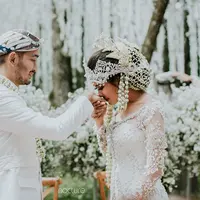 Dalam salah satu unggahan fotonya, untuk persiapan pada hari pernikahannya, Shahnaz mengaku butuh waktu sebulan untuk bisa first dance pada hari bahagianya. (Instagram/ritchieismail)