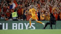Wout Weghorst dari Belanda melakukan selebrasi setelah mencetak gol kedua bagi timnya pada pertandingan sepak bola kualifikasi Grup C Euro 2024 antara Irlandia dan Belanda di Stadion Aviva, Dublin, Irlandia, Minggu, 10 September 2023. (Donall Farmer/PA via AP)