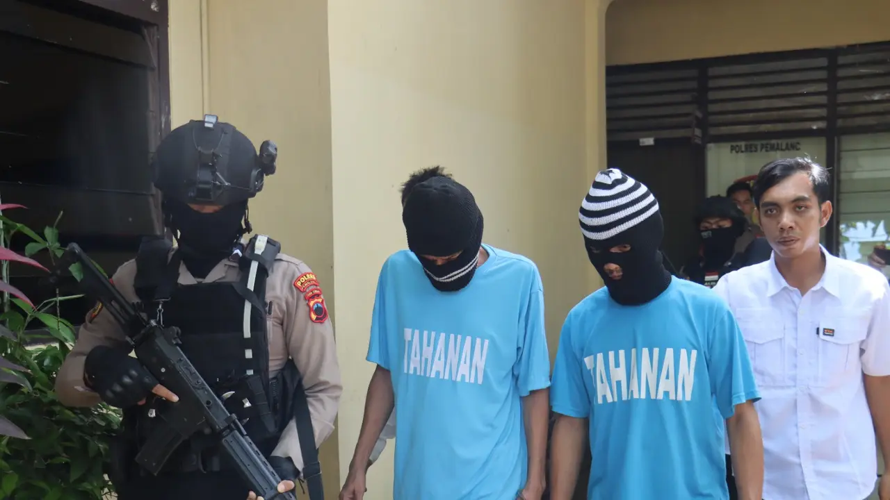 Polisi menangkap pria yang mengancam mantan istrinya dengan sajam. (Foto: Liputan6.com/Polres Pemalang)