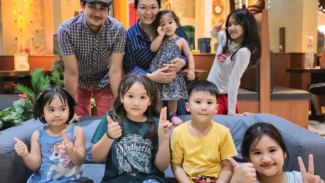 Jarang Tersorot, Ini Potret Keluarga Rama Michael dengan 6 Anak yang Selalu Hangat