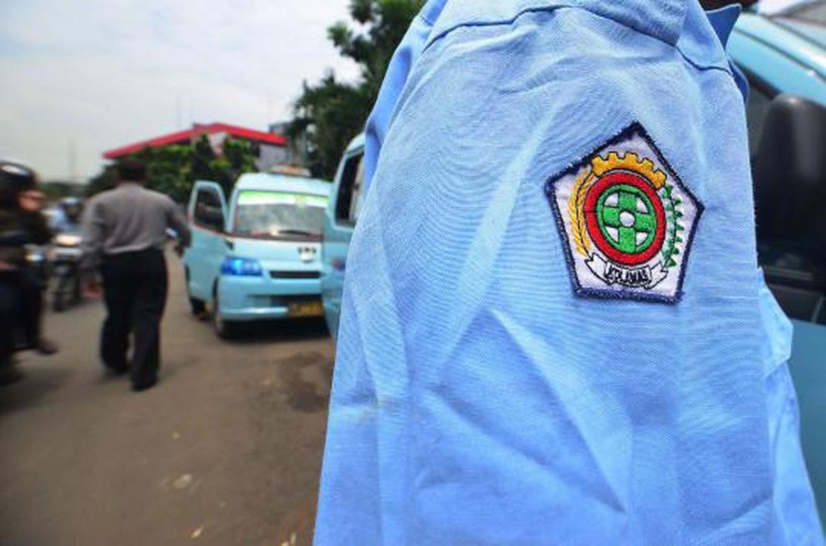 Di tengah aksi mogok, sopir angkot tertidur pulas