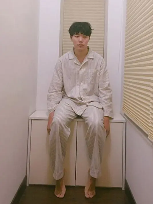 “Hal itu tidak membuat aku merasa jelek sama sekali karena aku bangga dengan penampilan seperti ini,” ucap Ryu Jun Yeol. (Instagram/ryusdb)