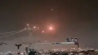 Iron Dome milik Israel menangkal serangan roket dari Hamas, Senin malam (10/5). Dok: Twitter Israel Defense Forces @IDF