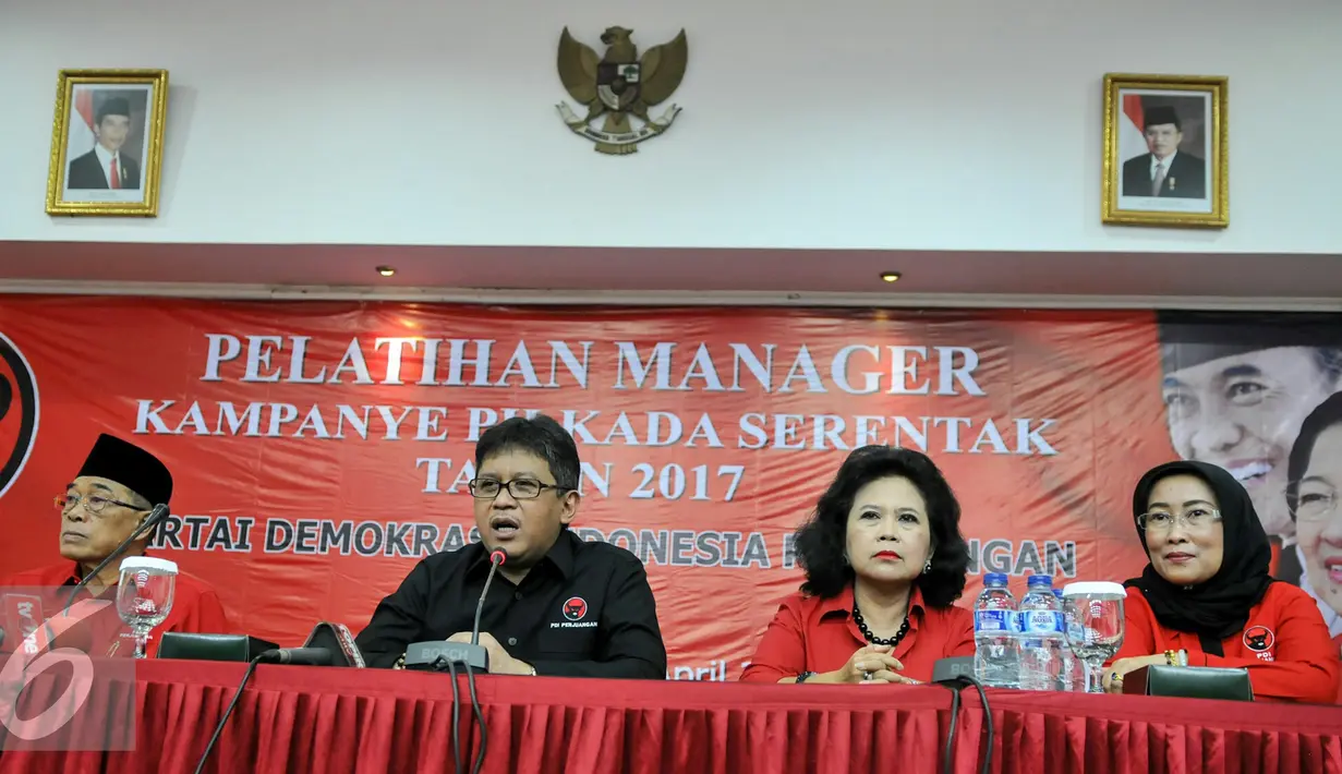 Sekjen PDIP, Hasto bersama pengurus DPP PDIP, Wiryanti Sukamdani saat gelar jumpa pers dalam pembukaan Pelatihan manajer tim kampanye Pilkada serentak di kantor PDIP, Lenteng Agung, Jakarta, Selasa (5/4). (Liputan6.com/Yoppy Renato)