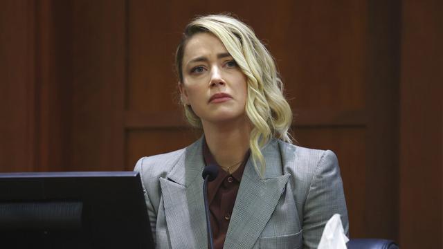 Amber Heard dalam persidangan di Virginia melawan Johnny Depp. (Michael Reynolds/Pool Photo via AP)