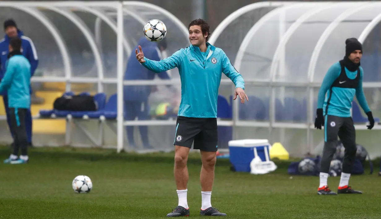 Bek Chelsea, Marcos Alonso (tengah) saat mengikuti sesi latihan tim di fasilitas latihan Chelsea Cobham di Stoke D'Abernon, London (19/2). Chelsea akan bertanding pada babak 16 besar Liga Champions melawan Barcelona. (AFP Photo/Adrian Dennis)
