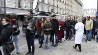 Ratusan orang mengantre di luar rumah sakit di dekat Teater Bataclan, salah satu lokasi teror Paris. (AFP)