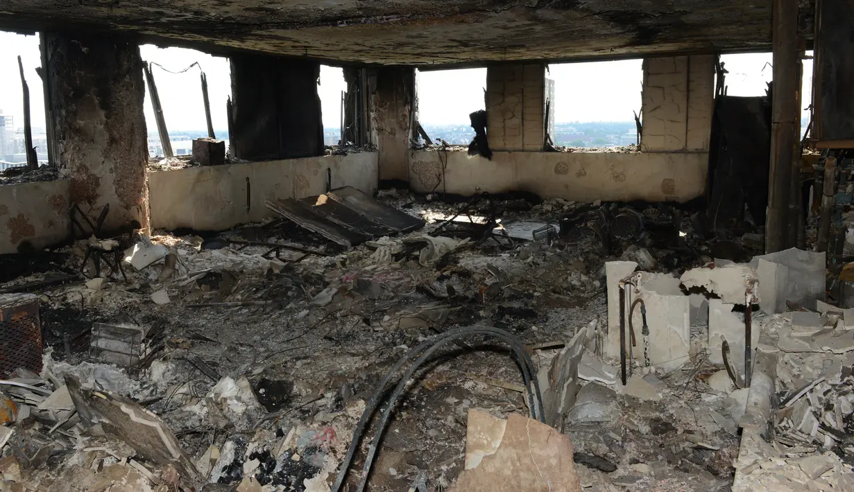 Kondisi salah satu bagian dalam apartemen Grenfell Tower di London usai kebakaran dahsyat, Minggu (18/6). Perkembangan terakhir menyebutkan 30 orang tewas dan lebih dari 70 residen masih hilang dalam insiden tersebut. (Metropolitan Police via AP)