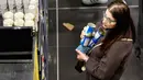 Seorang perempuan berbelanja saat orang-orang mulai membeli persediaan di  sebuah supermarket di Beirut, Rabu (11/3/2020). Total 61 orang yang dinyatakan positif virus Corona COVID-19  di Lebanon dimana pasien pertama sudah dinyatakan sembuh dan terbebas dari virus itu. (AP/Hussein Malla)