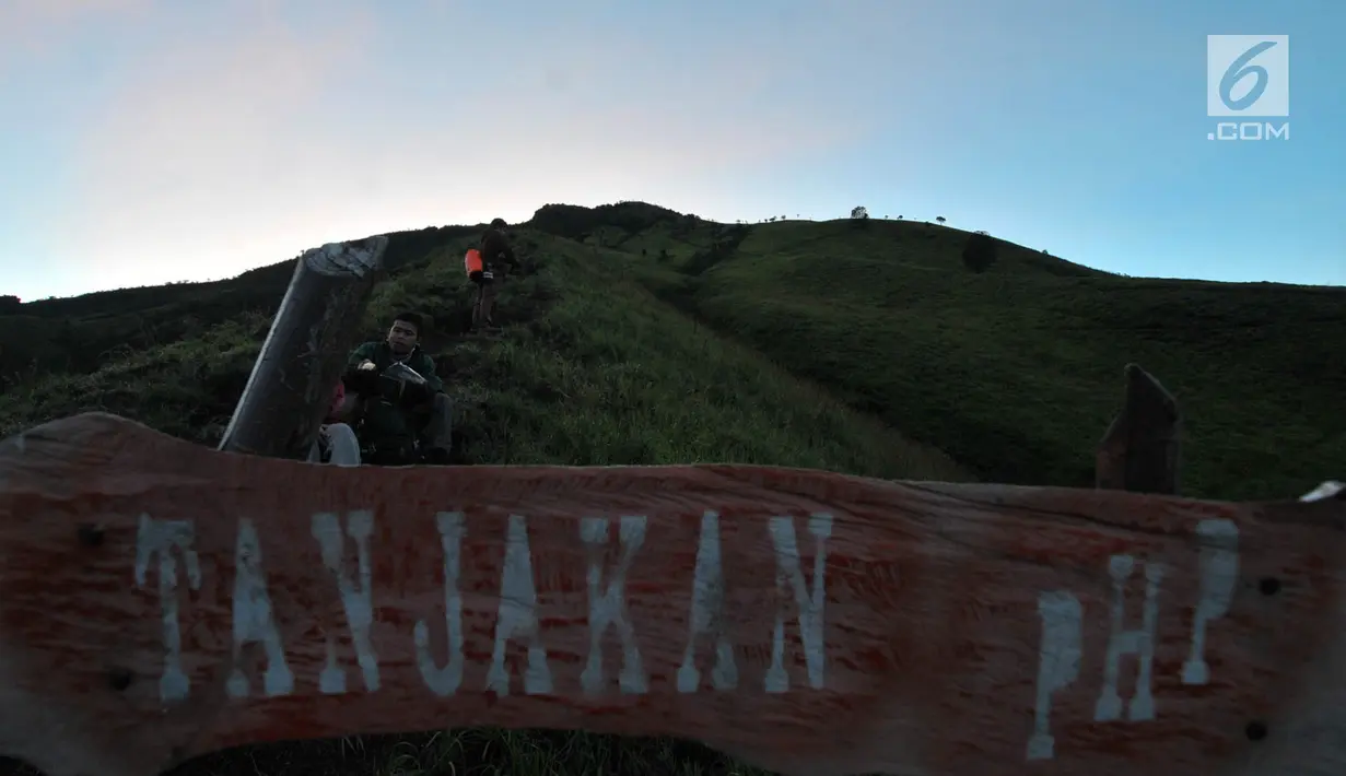 Pendaki melewati Tanjakan PHP saat menuju puncak Gunung Sumbing di Wonosobo, Jawa Tengah (3/4). Gunung ini memiliki tiga puncak, yakni Puncak Kawah, Puncak Buntu, dan Puncak Rajawali (tertinggi). (merdeka.com/Iqbal S. Nugroho)