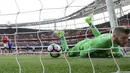 Kiper Manchester United, David de Gea, gagal menghalau bola yang masuk ke gawangnya. Arsenal sukses menghentikan rekor tak terkalahkan Manchester United. (EPA/Facundo Arrizabalaga)