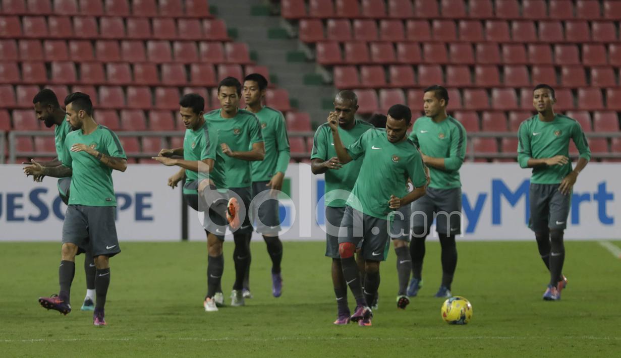Aksi Para pemain Timnas Indonesia melakukan pemanasan pada sesi uji coba lapangan di Stadion Rajamangala, Thailand, (16/12/2016). (Bola.com/Vitalis Yogi Trisna)