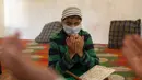 Seorang anak berdoa setelah belajar Al-Quran selama bulan suci Ramadan di Jammu Kashmir Al Fallah Yateem Trust, Srinagar, India, Kamis (7/5/2020). Para ulama dan otoritas agama setempat mendesak warga untuk beribadah di rumah untuk mencegah penyebaran virus corona COVID-19. (AP Photo/Dar Yasin)
