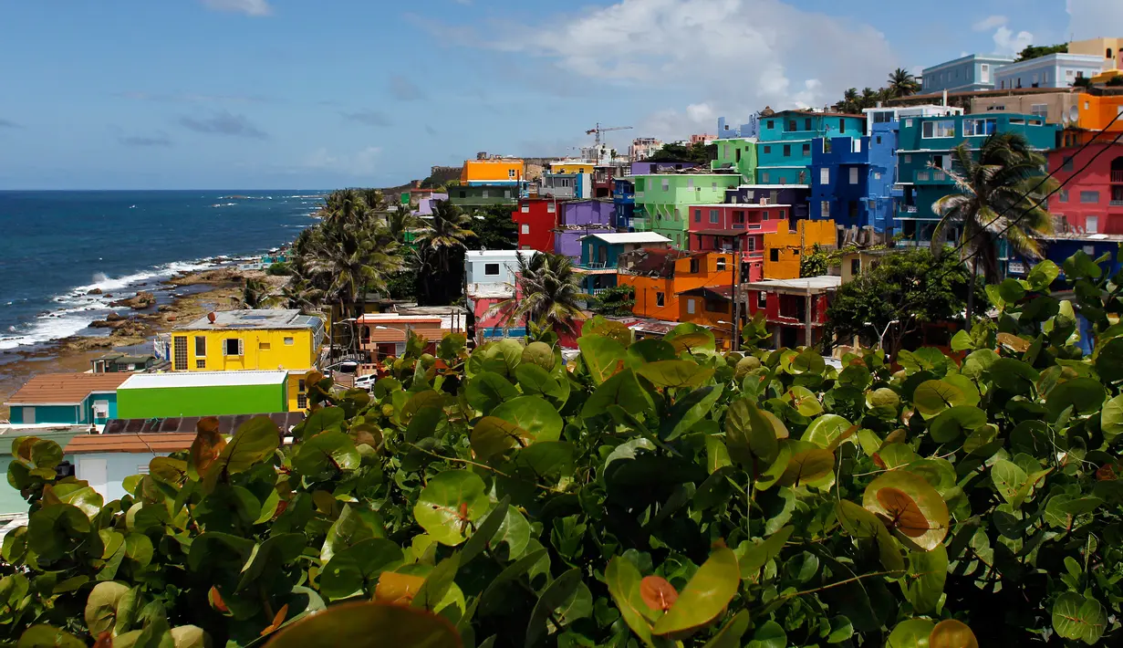 Pemandangan wilayah La Perla yang menjadi lokasi syuting video Despacito di San Juan, Puerto Rico, 22 Juli 2017. Sejak diposting pada Januari 2017 silam, lagu Despacito telah disaksikan lebih dari 2,5 Miliar dan terus bertambah. (Ricardo ARDUENGO/AFP)