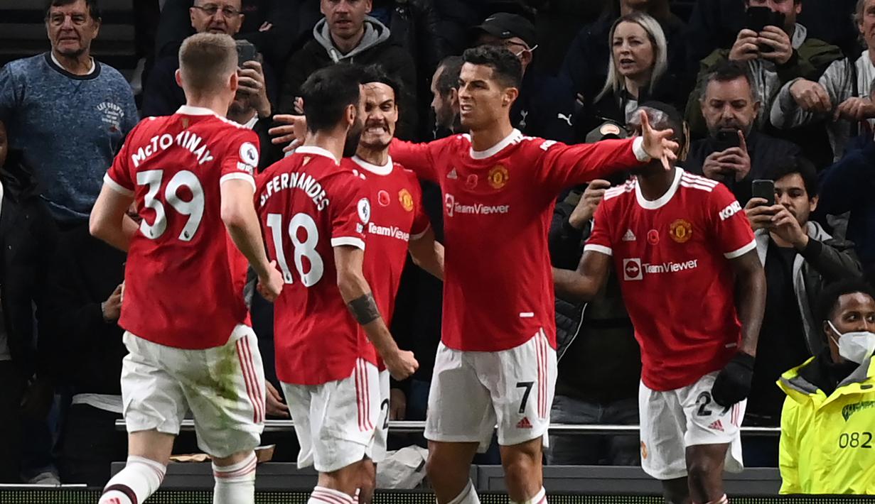 Manchester United. Manchester United terakhir bermain di divisi kedua Liga Inggris pada musim 1974/1975 sebagai juara. Pada musim 1975/1976 mereka promosi ke Divisi Utama dan tidak pernah lagi terdegradasi. Total, 47 tahun Setan Merah sukses bertahan di Divisi Utama hingga kini. (AFP/Glyn Kirk)