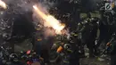 Polisi menembakkan gas air mata ke arah massa yang melakukan kericuhan usai berunjuk rasa di depan Gedung Bawaslu, Jakarta, Rabu (22/5/2019). (Liputan6.com/Helmi Fithriansyah)