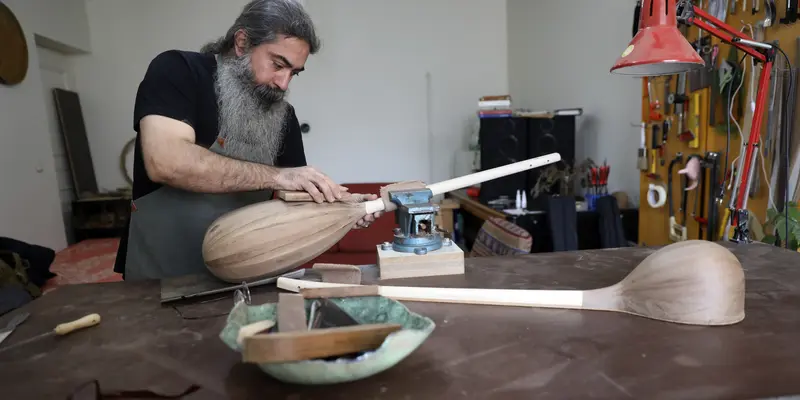 Pembuatan Alat Musik Tradisional Iran