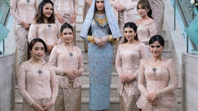 Nuansa Minang di pernikahan Ochi Rosdiana. (credit: instagram.com/thepotomoto)