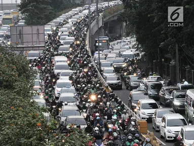 Kendaraan terjebak kemacetan di kawasan Gatot Subroto, Jakarta, Selasa (2/7/2019). Kepala Bappenas Bambang Brodjonegoro menyebut kerugian ekonomi akibat kemacetan Ibu Kota berdasarkan data tahun 2013 sebesar Rp 65 triliun per tahun dan pada 2019 mendekati Rp 100 trilliun. (merdeka.com/Iqbal Nugroho)