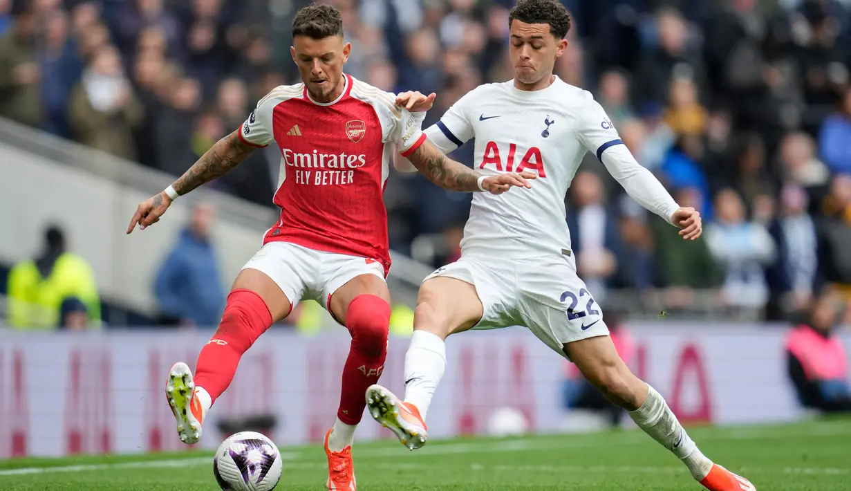 Kedua tim berusaha meraih poin penuh di laga krusial ini. (AP Photo/Kin Cheung)