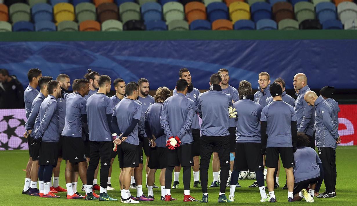 Pelatih Real Madrid, Zinedine Zidane, memberikan instruksi saat latihan jelang laga Liga Champions. Namun Cristiano Ronaldo tidak pernah melakukan selebrasi usai membobol gawang Sporting Lisbon. (AP/Armando Franca)