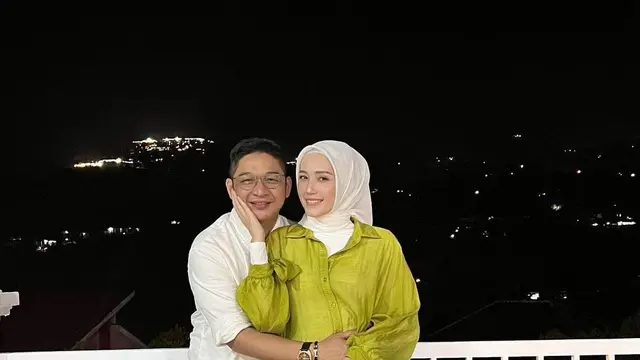 Potret Mesra Pasha Ungu dan Adelia Pasha ]