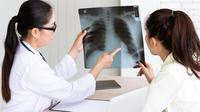 Seorang pasien sedang berkonsultasi dengan dokter perihal hasil rontgen paru-parunya (Foto Dok: Freepik/Wiroj Sidhisoradej).