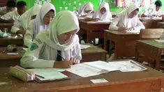 Ratusan siswa di Sumedang gagal melaksanakan UNBK karena sekolah mereka tidak punya komputer. Akibatnya ujian nasional diikuti mereka dengan kertas dan pensil.