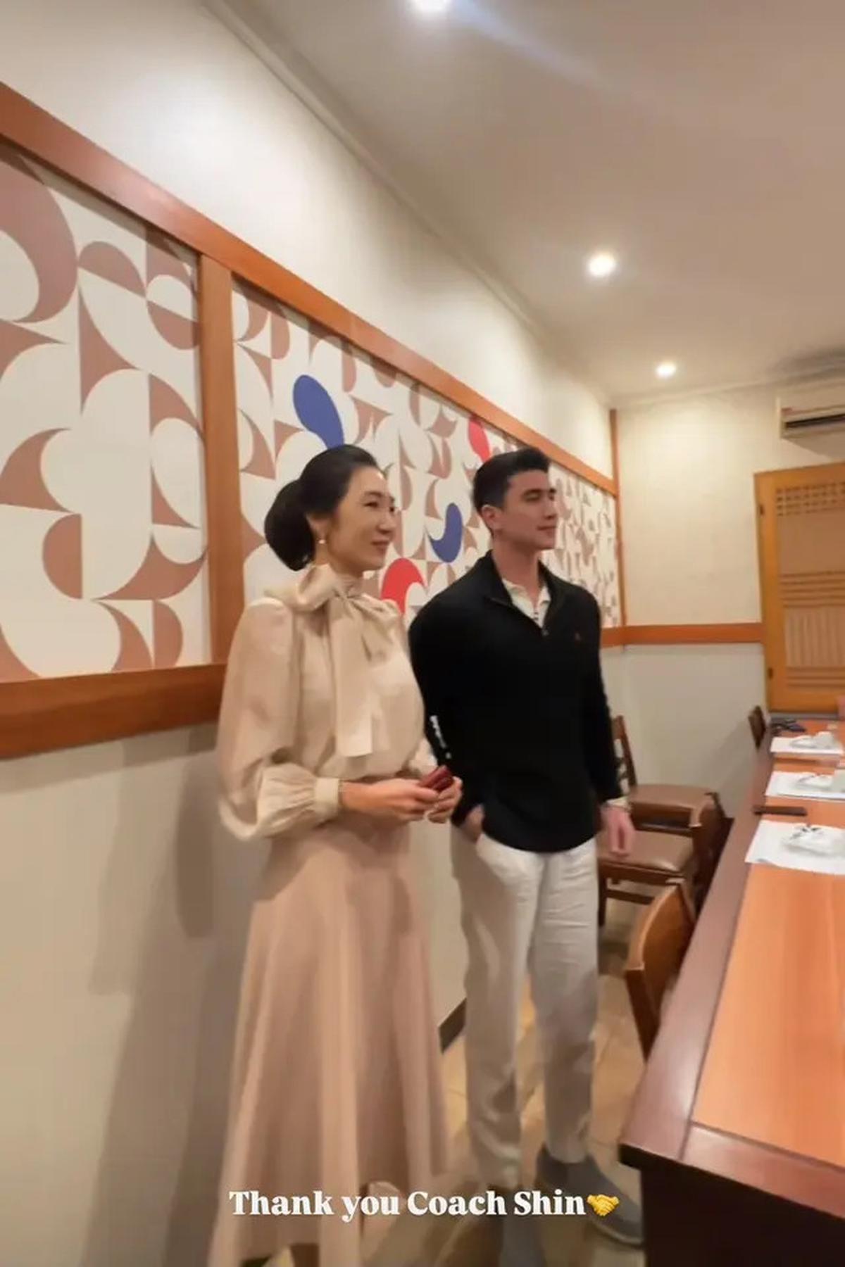 7 Potret Shin Tae-yong Dinner Bareng Verrell Bramasta, Ngobrol Hal Penting