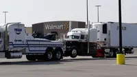 Sebuah truk ditarik dari lapangan parkir supermarket di Texas, Minggu (23/7).  Delapan orang ditemukan meninggal dunia di dalam truk itu, sedangkan satu korban lainnya tewas dalam perawatan di rumah sakit. (AP Photo/Eric Gay)