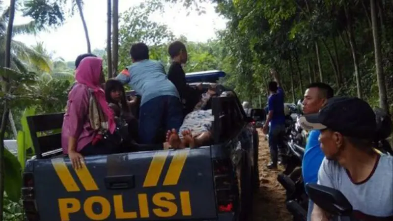 Jembatan gantung di Bogor ambruk, puluhan wisatawan terluka. (Liputan6.com/Achmad Sudarno)