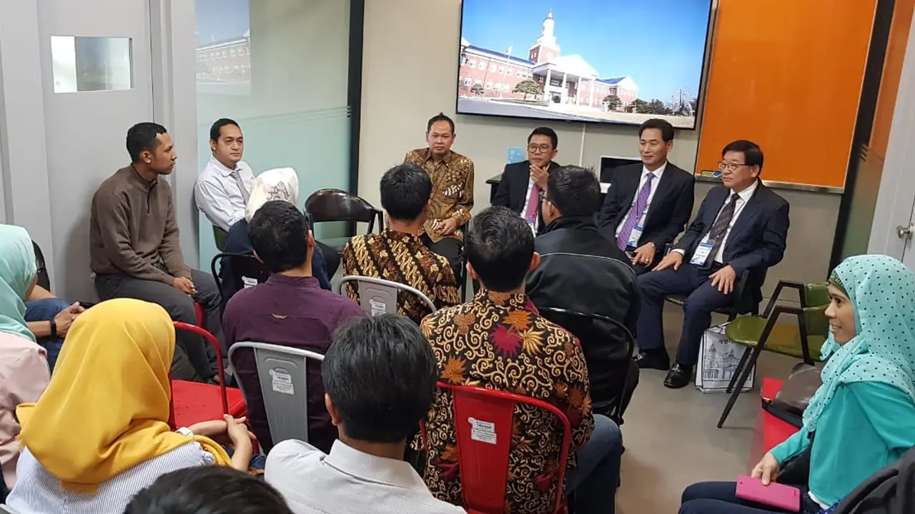 Anggota Komisi XI DPR Mukhamad Misbakhun berdialog dengan para mahasiswa Indonesia yang tengah menimba ilmu di Keimyung University, Daegu, Korea Selatan.  (Istimewa)