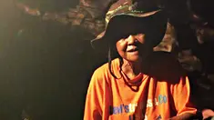 Mbah Kijem menghabiskan setengah abad hidupnya tinggal sendiri di Gua Langse Gunungkidul. Apa alasannya? Bagaimana dia dapat bertahan hidup?