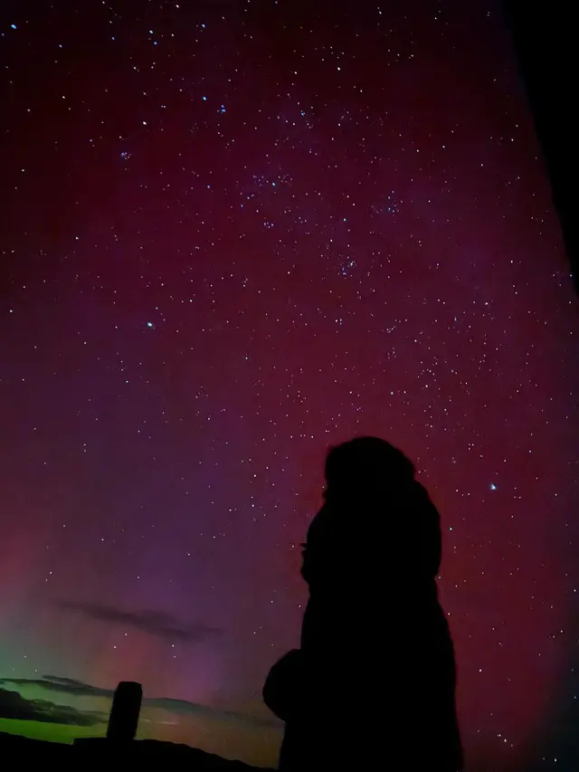 Nana Mirdad menikmati indahnya aurora. [Foto: Instagram/nanamirdad_]