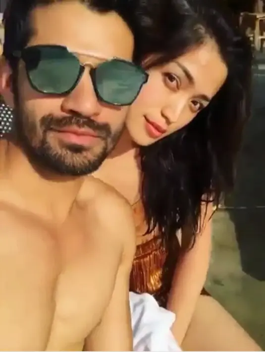 Melihat keduanya begitu intim saat liburan, bermacam reaksi dari warganet. Tidak sedikit yang mendoakan keduanya berjodoh. Meski banyak juga yang menyoal itu merupakan bagian dari gimmik. (Instagram/cinderella.ind)