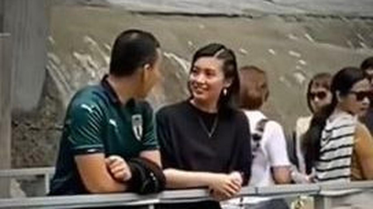 Dalam video tersebut, Angela bersama dengan Iptu Hafiz berada di sebuah jembatan dan tengah mengobrol santai berdua.