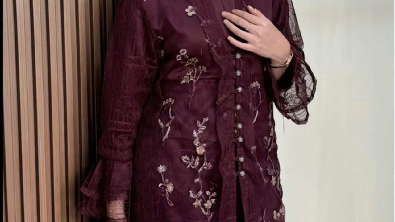 Ilustrasi Baju Lebaran Warna Burgundy (©Pinterest)