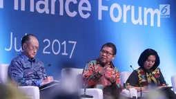  Menkominfo Rudiantara dan President of the World Bank Group Jim Yong Kim dan Presdir of Astra Infrastructure Wiwiek D. Santoso memberikan paparan acara IIFF 2017 di Jakarta, Selasa (25/7). (Liputan6.com)