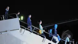 Rombongan WNI yang selamat dari gempa Nepal saat turun dari pesawat di Lanud Halim Perdana Kusuma, Jakarta, Rabu (6/5/2015). 26 WNI beserta relawan dan tim evakuasi tiba dengan pesawat Boeing 737-400 milik TNI AU. (Liputan6.com/Johan Tallo)