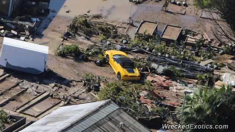 Jadi Korban Banjir, Ferrari F430 Nyangkut di Tumpukan Sampah