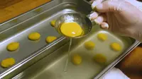 Kuning telur vegan, menu sehat yang terbuat dari tomat kuning kreasi Crossroads Kitchen, Los Angeles, Amerika Serikat. (Screenshot YouTube  Food Insider/Putu Elmira)